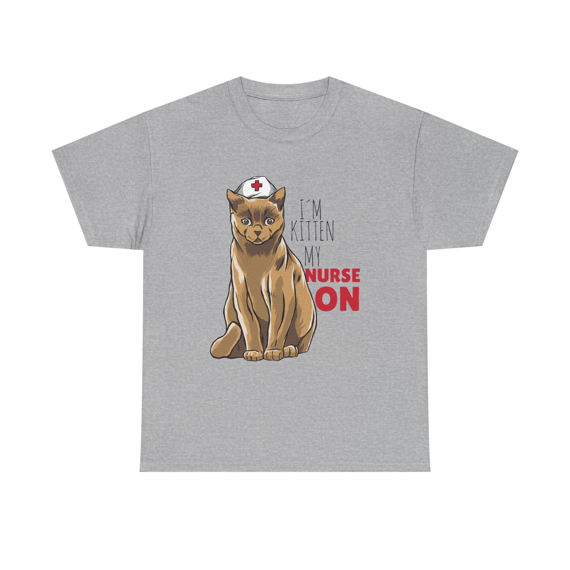 Graues T-Shirt mit witzigem Katzenmotiv: Eine sitzende Katze trägt ein Krankenschwesterhäubchen, dazu der Text „I’M KITTEN MY NURSE ON“ – ein lustiges Statement-Shirt für Krankenschwestern und -pfleger.