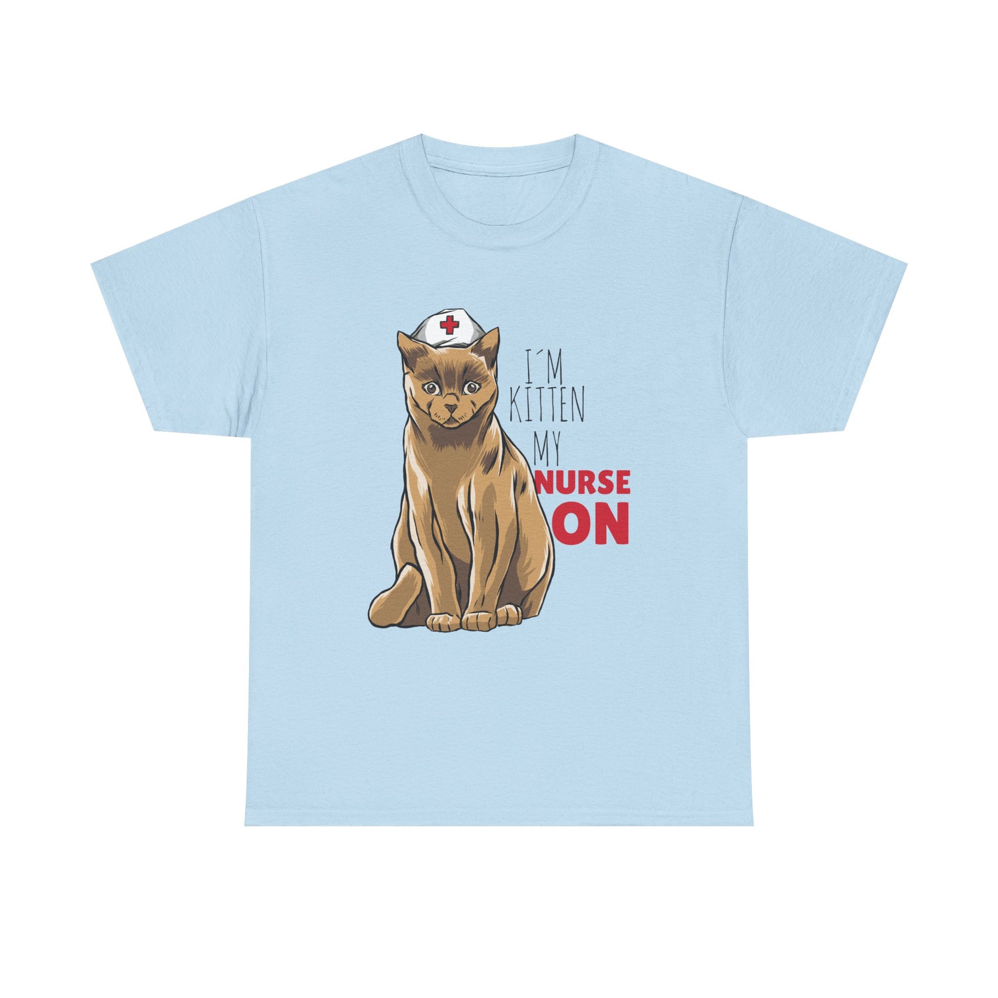 Hellblaues T-Shirt mit humorvollem Frontdruck: Eine Comic-Katze mit Krankenschwesterhut sitzt mittig, flankiert vom Text „I’M KITTEN MY NURSE ON“. Perfekt für Pflegekräfte mit Faible für Katzen und Witz.