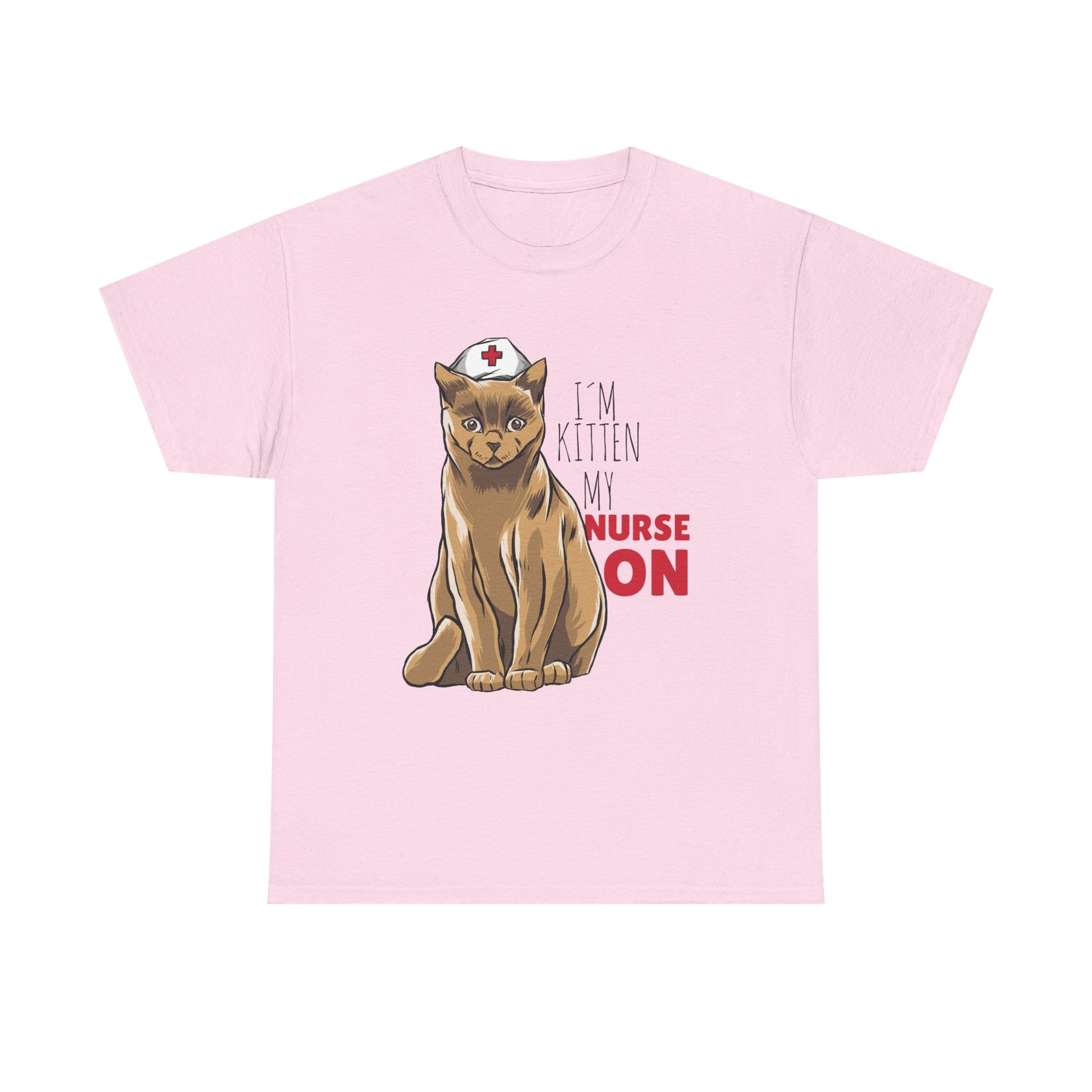 Hellpinkes T-Shirt mit charmanter Comic-Katze im Krankenschwester-Look. Der Text „I’M KITTEN MY NURSE ON“ spielt mit medizinischem Wortwitz – stylisch und verspielt zugleich.