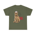 Militärgrünes T-Shirt mit Comic-Katze im Pflegeoutfit. Die Katze sitzt ruhig, trägt ein Schwester-Häubchen mit Kreuz – daneben steht in rot und schwarz „I’M KITTEN MY NURSE ON“. Für medizinisches Personal mit Charakter.