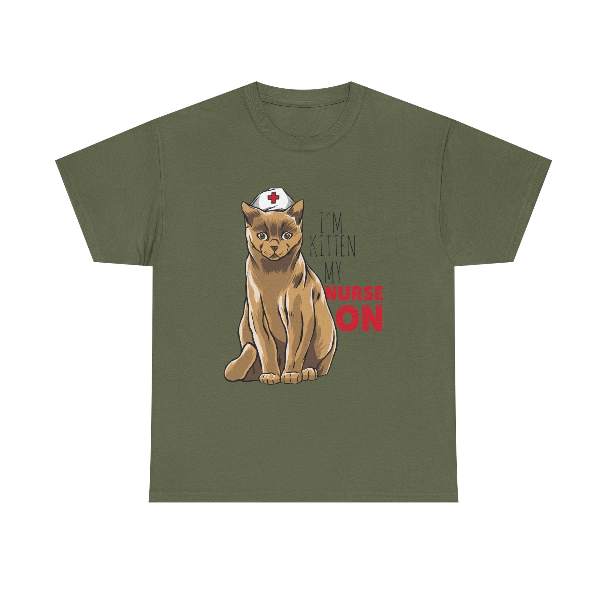 Militärgrünes T-Shirt mit Comic-Katze im Pflegeoutfit. Die Katze sitzt ruhig, trägt ein Schwester-Häubchen mit Kreuz – daneben steht in rot und schwarz „I’M KITTEN MY NURSE ON“. Für medizinisches Personal mit Charakter.