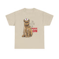 Sandfarbenes T-Shirt mit witzigem Katzenmotiv für medizinisches Personal: Eine aufrecht sitzende Katze trägt ein rotes Krankenschwester-Käppchen. Daneben der Text „I’M KITTEN MY NURSE ON“ – frech, charmant, professionell.