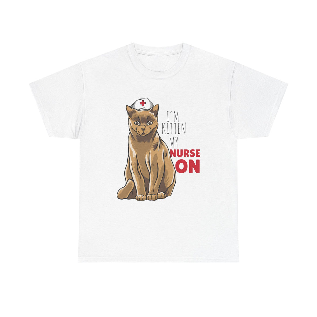 Weißes T-Shirt mit Frontmotiv: Eine sitzende braune Comic-Katze mit Krankenschwester-Häubchen blickt direkt nach vorn. Daneben steht in verspielter Typo: „I’M KITTEN MY NURSE ON“ – ein wortwitziges Motiv für Pflegekräfte, Katzenfans und alle mit einem Sinn für Humor.