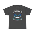 Dunkelgraues T-Shirt mit böse grinsender Katze im Comic-Stil. Leuchtend blaue Augen und der provokante Text „Lächle – du kannst sie nicht alle töten“. Ein Statement-Shirt für Liebhaber von schwarzem Humor.