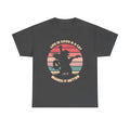 Dunkelgraues T-Shirt mit Retro-Grafik: Katze mit Gitarre und Sonnenuntergang, kombiniert mit dem Spruch „Life is good & a cat makes it better“. Ein Must-Have für Musik- und Katzenfans gleichermaßen.