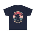 Marineblaues T-Shirt mit verspielter Silhouette einer Gitarre spielenden Katze. Umrahmt von rosa-orange-blauen Sonnenstreifen und dem Spruch „Life is good & a cat makes it better“. Retro trifft Katzenliebe.