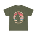 Militärgrünes T-Shirt mit witziger Katzen-Silhouette im Retro-Stil. Die Katze spielt Gitarre vor einem Sonnenuntergang – der Spruch „Life is good & a cat makes it better“ macht es zum Statement-Shirt für Musik- und Tierliebhaber.