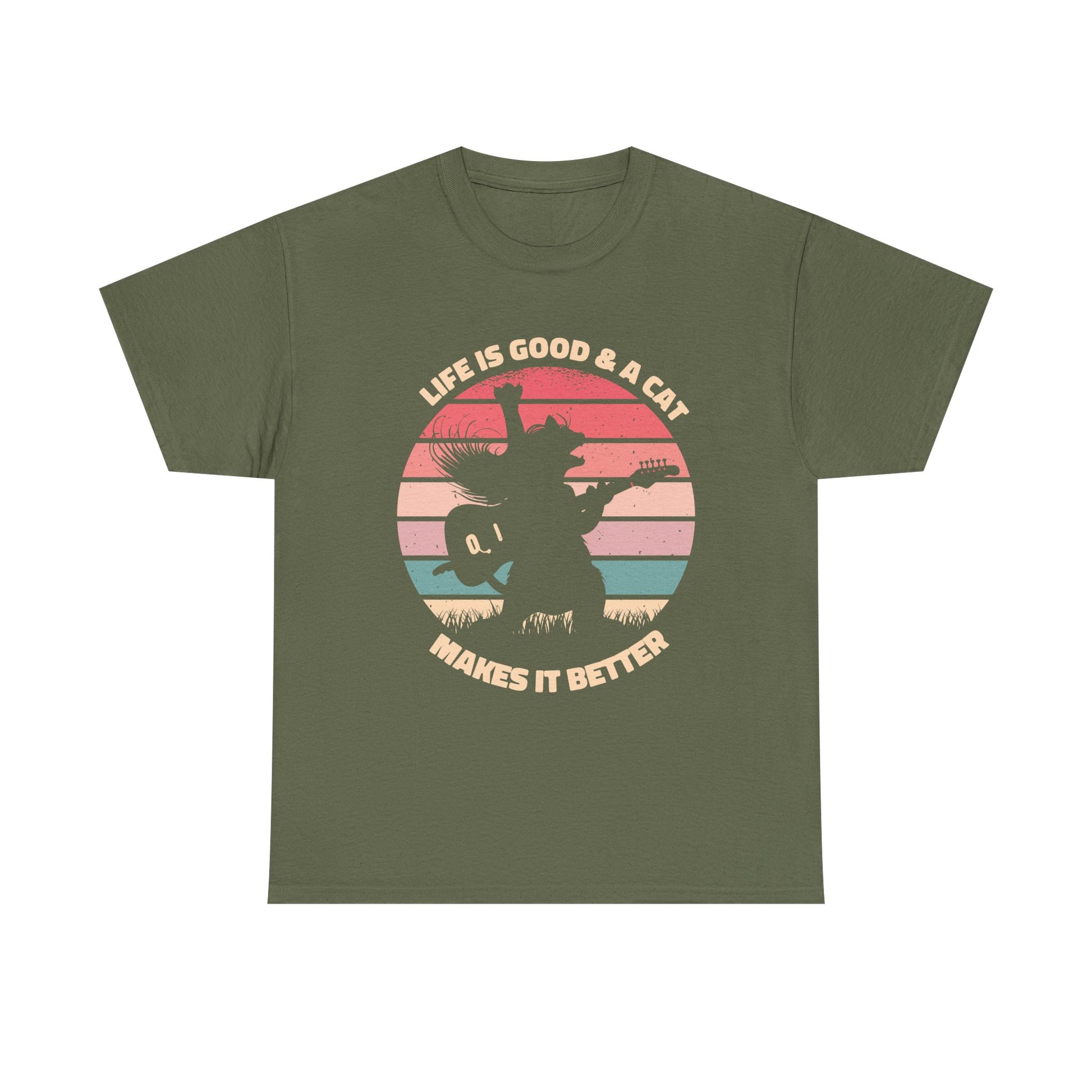Militärgrünes T-Shirt mit witziger Katzen-Silhouette im Retro-Stil. Die Katze spielt Gitarre vor einem Sonnenuntergang – der Spruch „Life is good & a cat makes it better“ macht es zum Statement-Shirt für Musik- und Tierliebhaber.