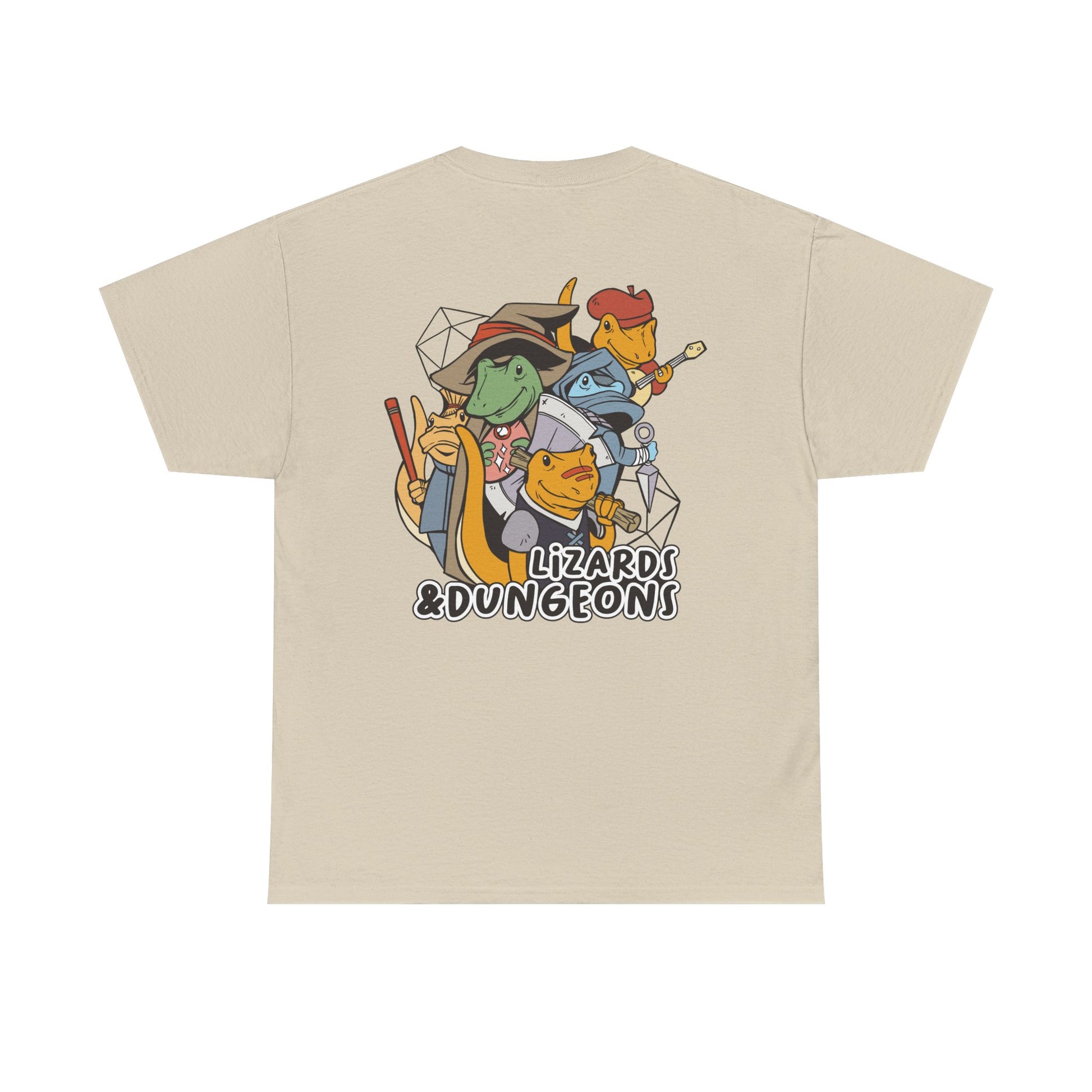 Sandfarbenes Unisex T-Shirt mit Back Print. Comicartiges Design mit vier Rollenspiel-Echsen in Kostümen und Fantasyausrüstung. Text Lizards and Dungeons unten.