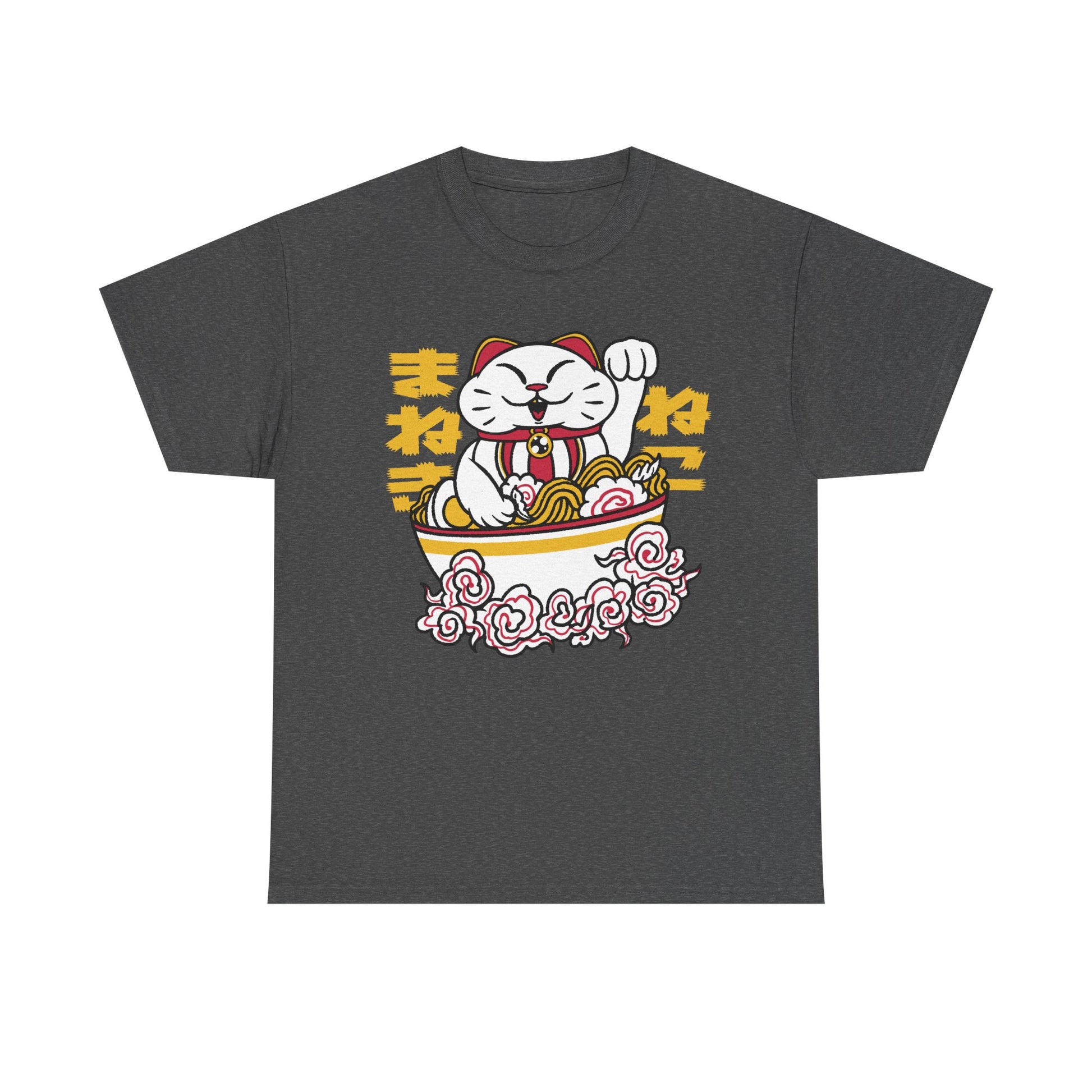 Dunkelgraues T-Shirt mit auffälligem Motiv: Eine asiatische Glückskatze sitzt in einer dampfenden Schüssel Ramen. Rosa Wirbel, gelbe Typografie und traditionelle Symbolik vereinen sich zu einem einzigartigen Japan-Look.