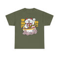Militärgrünes T-Shirt mit Retro-Asia-Vibes: Eine Glückskatze sitzt zufrieden in dampfender Ramen-Suppe, eingerahmt von Spiralen und asiatischen Schriftzeichen. Stylisch, lecker und traditionell verspielt.