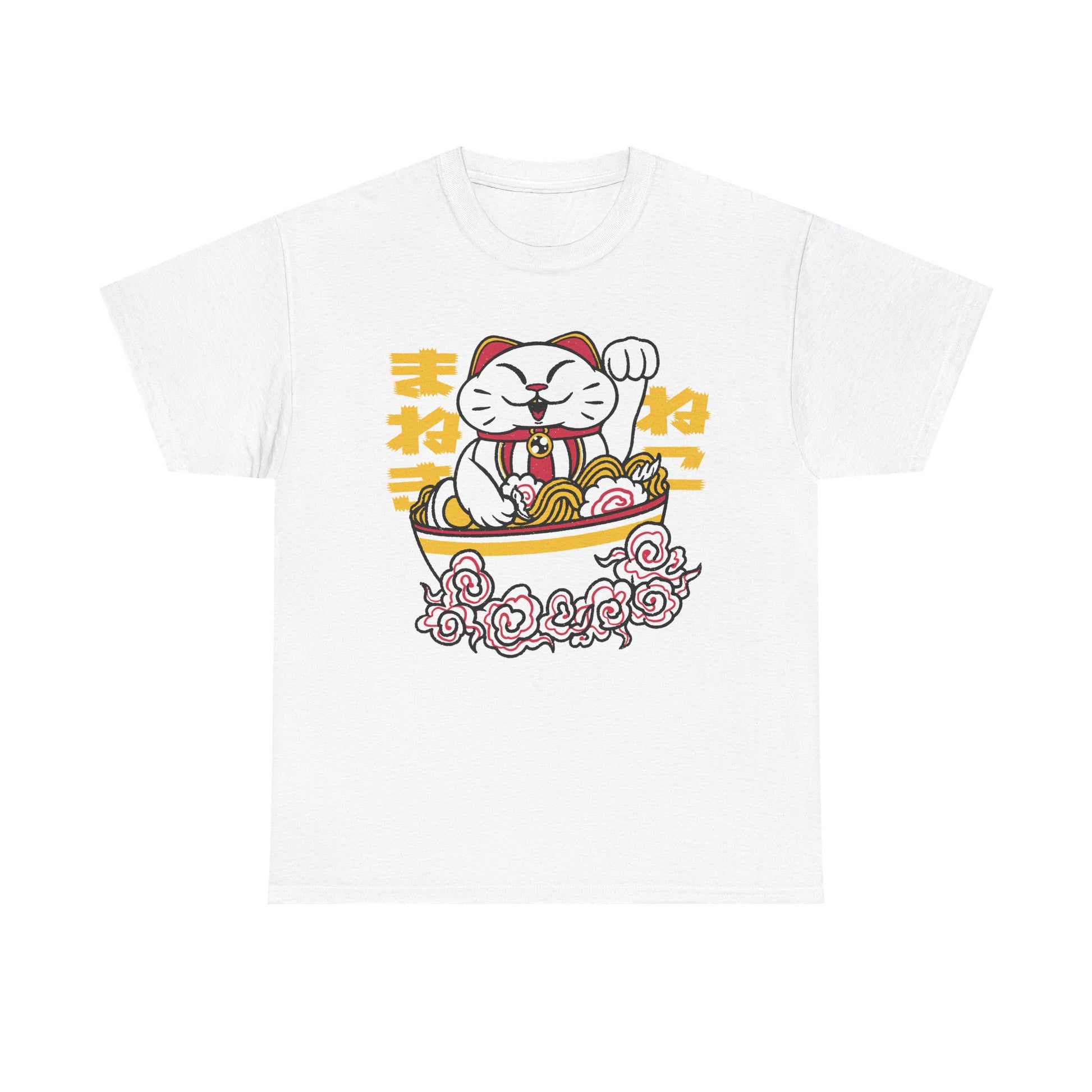 Weißes T-Shirt mit bunter Lucky-Cat-Grafik: Die japanische Maneki-Neko winkt aus einer Ramen-Schüssel. Umgeben von rosa Spiralen, Dampf und gelber Typografie. Ein spaßiges Asia-Streetfood-Shirt mit traditionellem Glückssymbol.