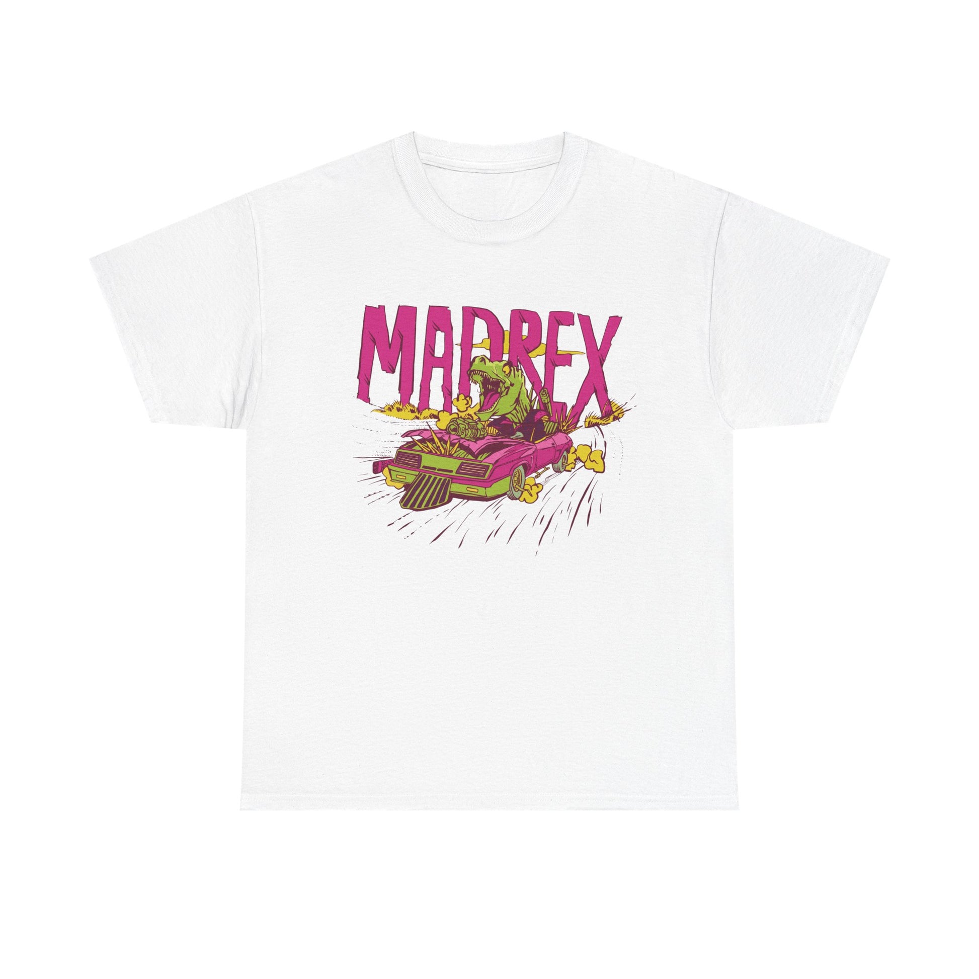 Weißes T Shirt mit MADREX Motiv: Grüner Dino brettert in pinkem Auto durch gelbe Explosionen. Stil erinnert an Trash-Actionfilme.