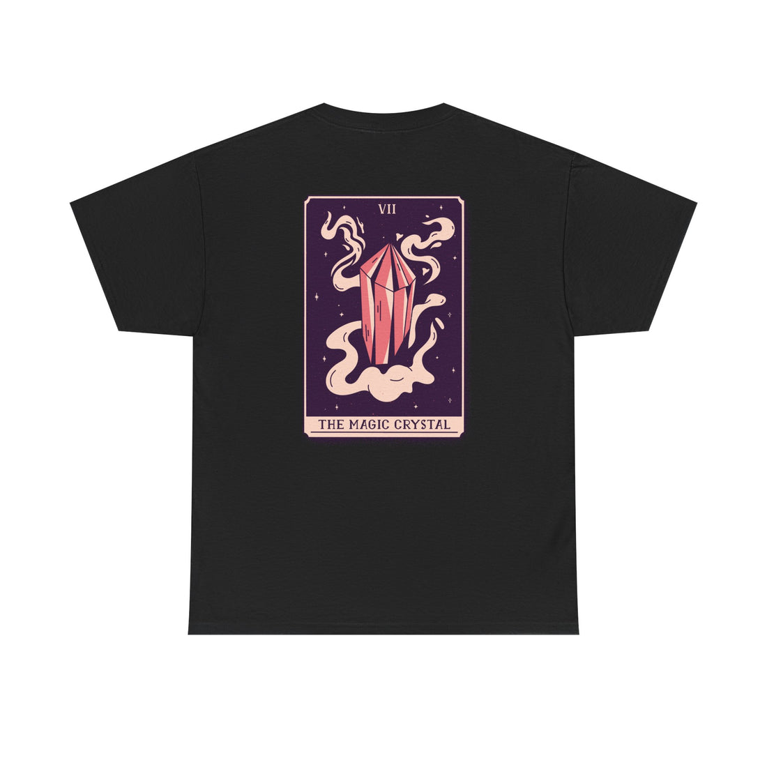 Schwarzes T-Shirt mit magischem Rückendruck: Ein pinker Kristall schwebt inmitten von Rauch und Sternen vor violettem Tarot-Hintergrund.