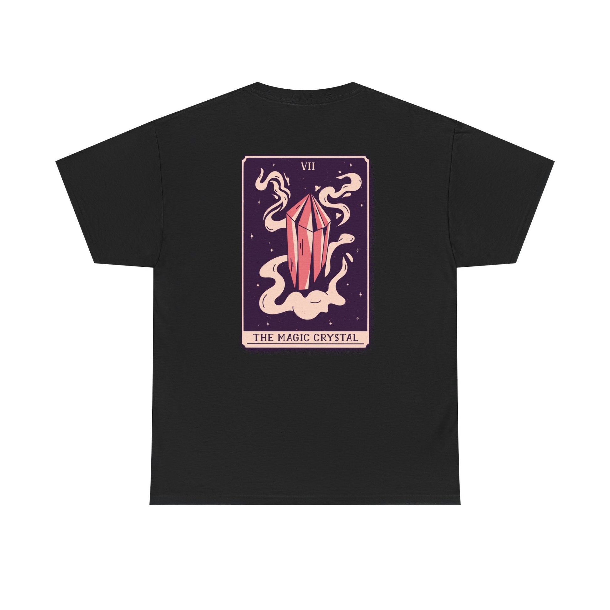 Schwarzes T-Shirt mit magischem Rückendruck: Ein pinker Kristall schwebt inmitten von Rauch und Sternen vor violettem Tarot-Hintergrund.
