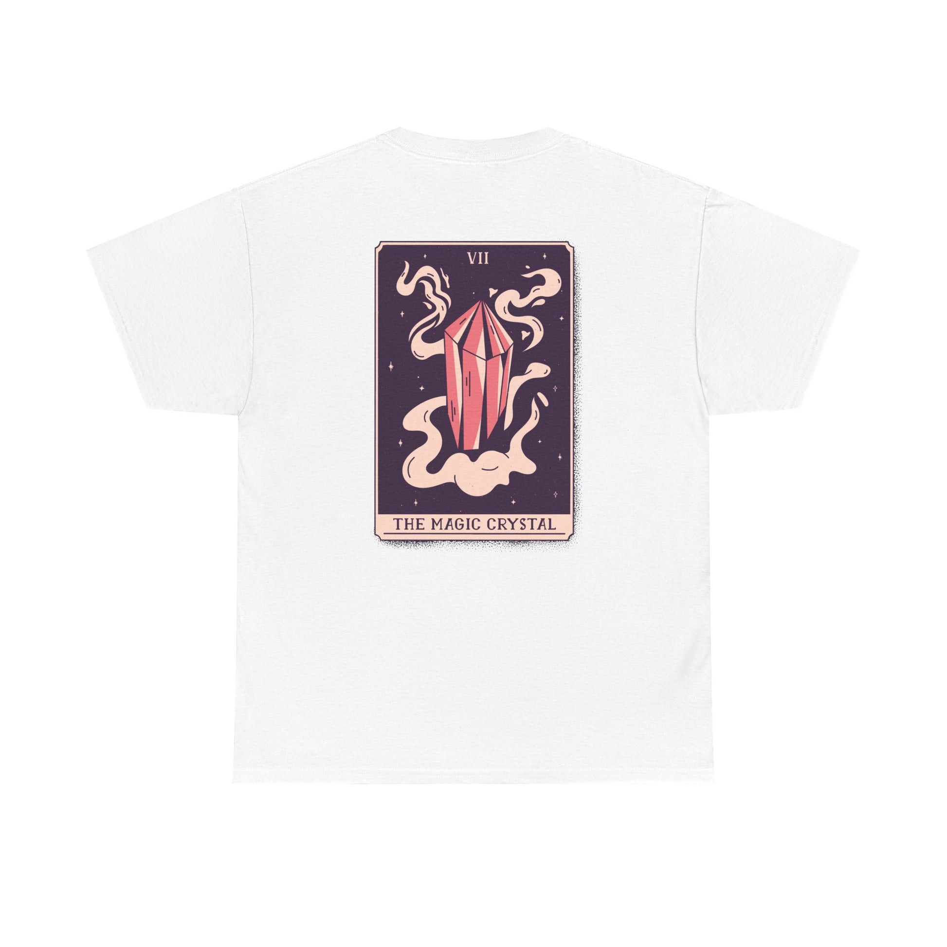 Weißes T-Shirt mit rückseitigem Kristallmotiv: Ein leuchtender Kristall umgeben von Rauchlinien auf violettem Hintergrund im Tarotstil.