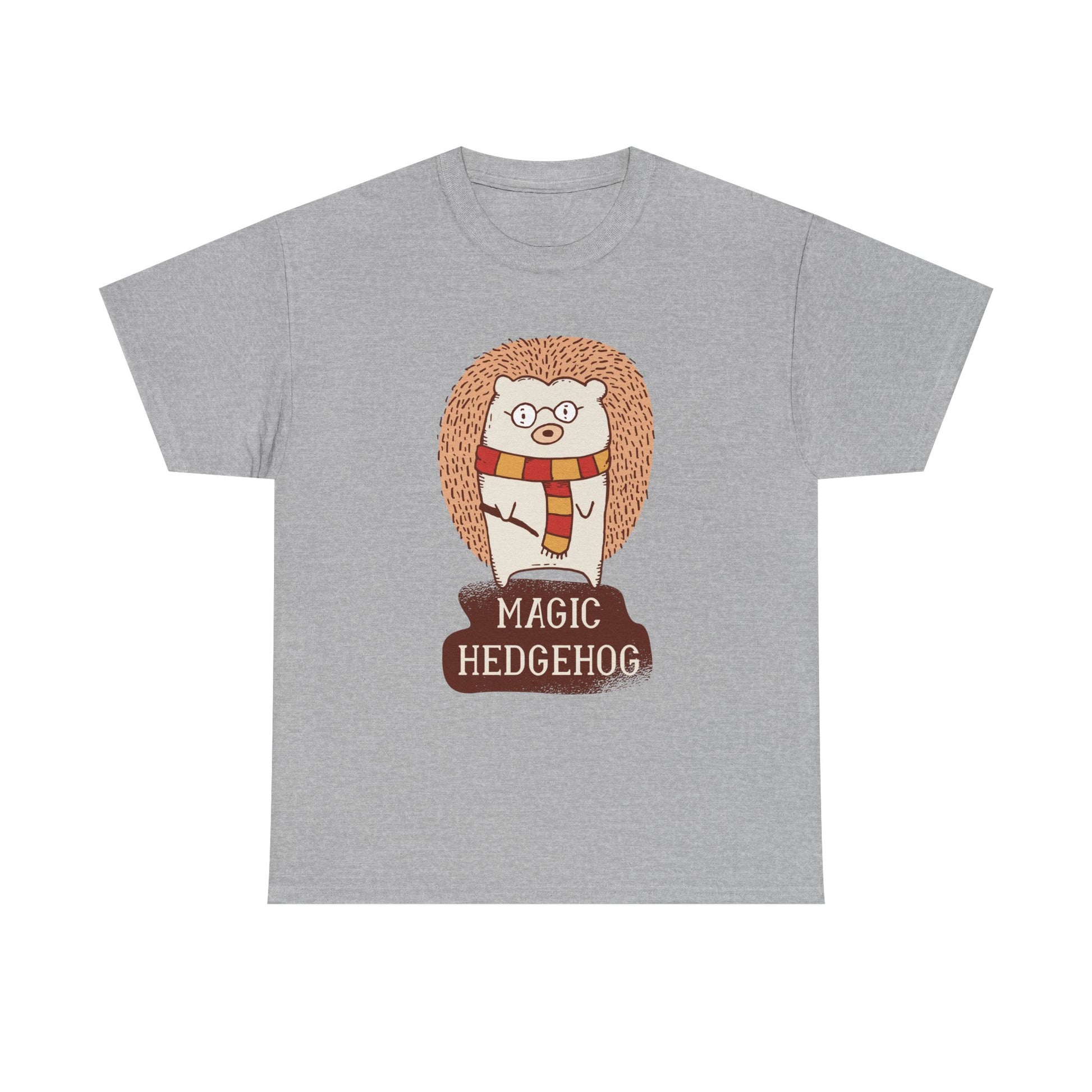 Graues T Shirt mit nerdigem Igel Motiv. Inspiriert von Harry Potter trägt der Igel Zauberschal und Brille – ideal für Fantasy Mode und Zauberfilm Fans.