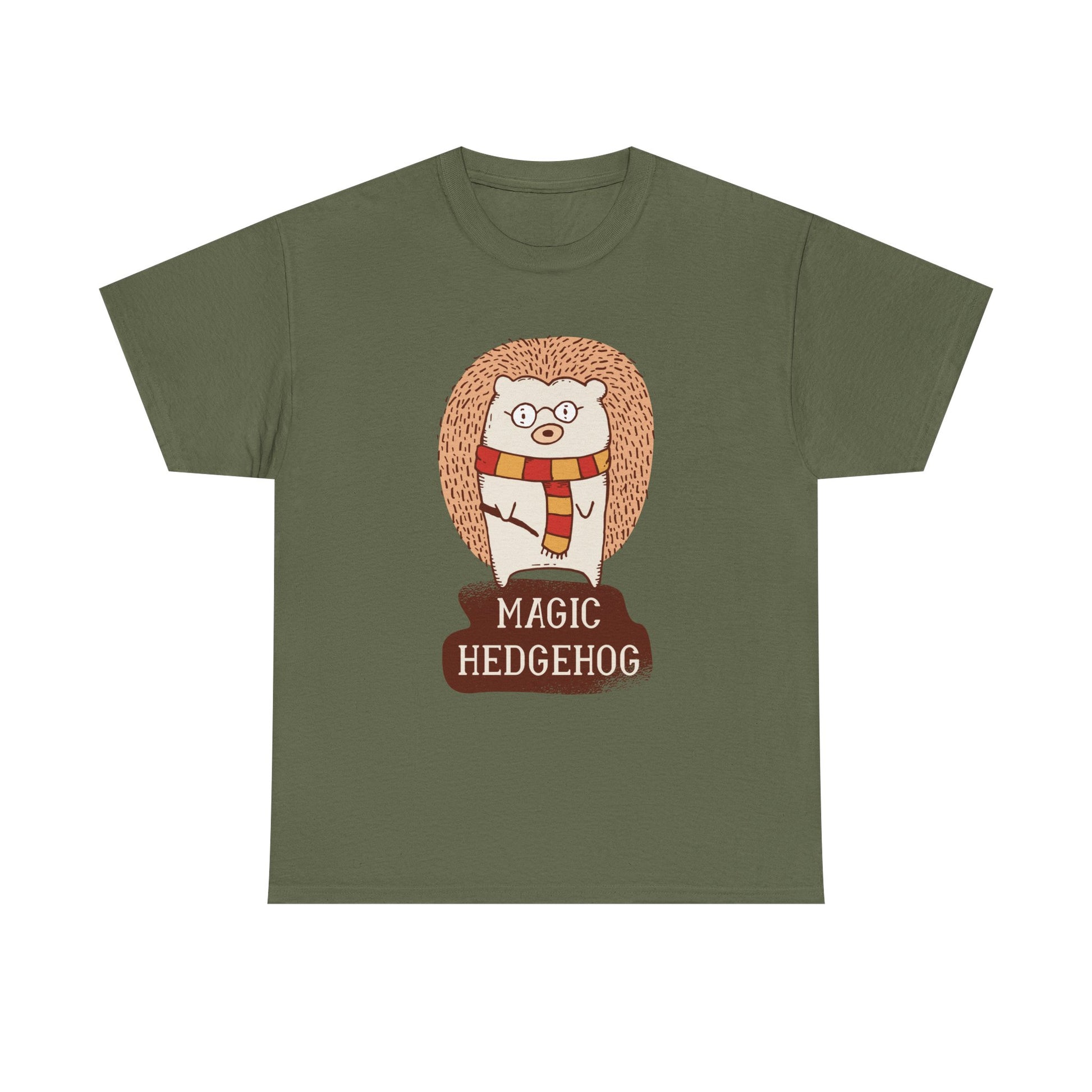 Militärgrünes T Shirt mit witzigem Igel Motiv im Zauberstil. Das Design ist eine liebevolle Parodie auf Elemente aus Harry Potter und ideal für Muggel mit Humor.