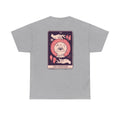 Graues T-Shirt mit Tarot-Rückseite: Im Zentrum eine magische Kugel mit Auge, eingefasst von Händen und umgeben von Symbolen der Magie.