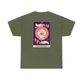 Militärgrünes Shirt mit Rückendruck: Eine magische Tarotkarte mit Kugel, Allsehenden Auge und schwebenden Händen als zentrales Symbol.