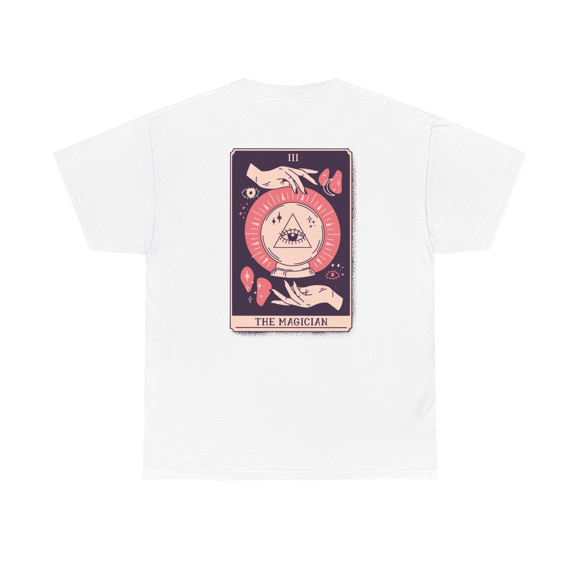 Weißes Shirt mit kraftvollem Tarotdruck: Eine Kugel mit leuchtendem Auge als Zentrum, gehalten von schwebenden Händen auf der Rückseite.