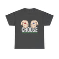 Dunkelgraues T Shirt mit bekanntem Motiv: Zwei Hände halten Pille je in Rot und Blau. Darunter steht „CHOOSE – and find out how deep the rabbit hole goes“.