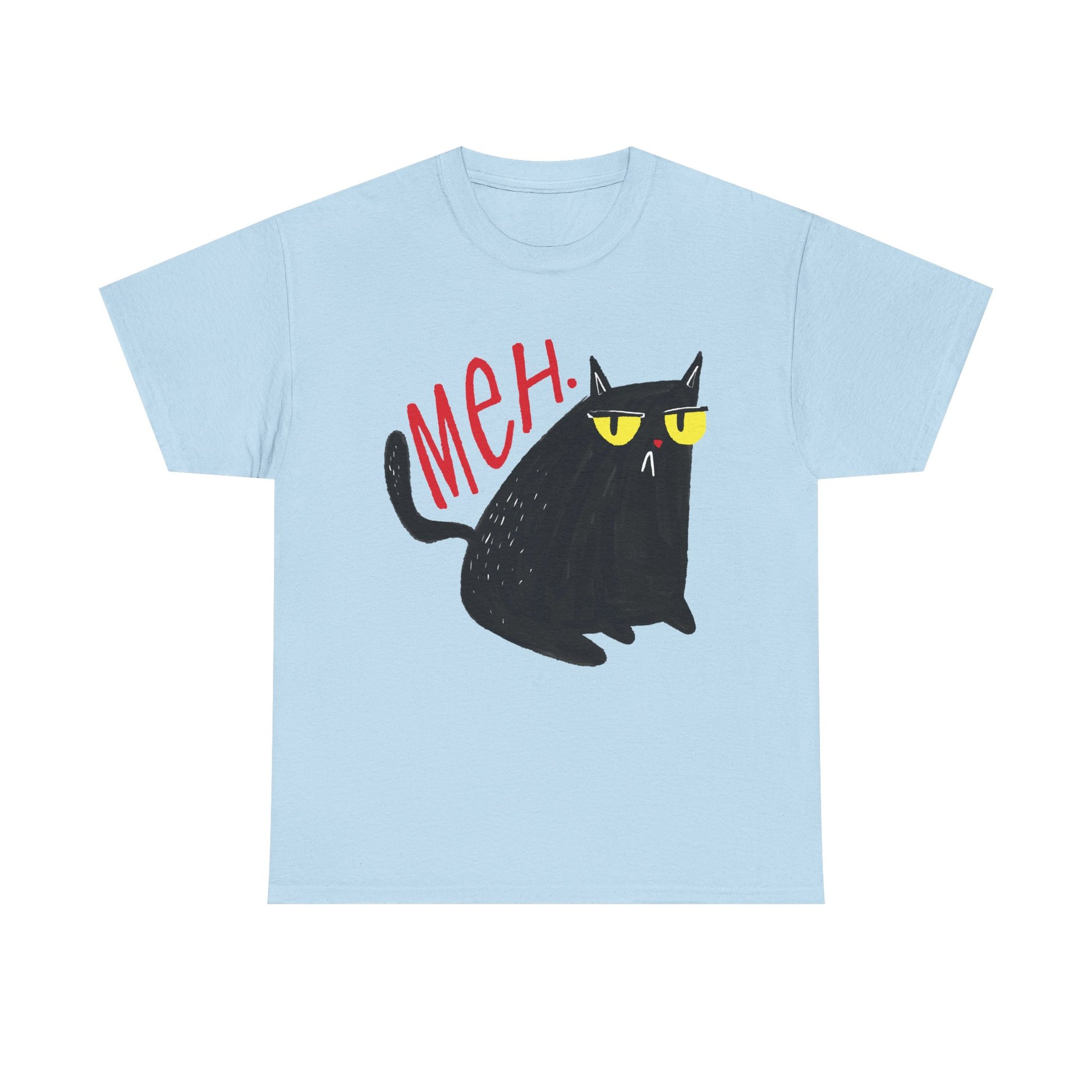 Hellblaues T-Shirt mit frechem Cartoon-Print: Eine schwarz-gemalte, desinteressiert dreinschauende Katze mit gelben Augen sitzt unter dem Wort „MEH“ in Rot – das perfekte Shirt für alle, die mit einem Schulterzucken durch den Tag gehen.