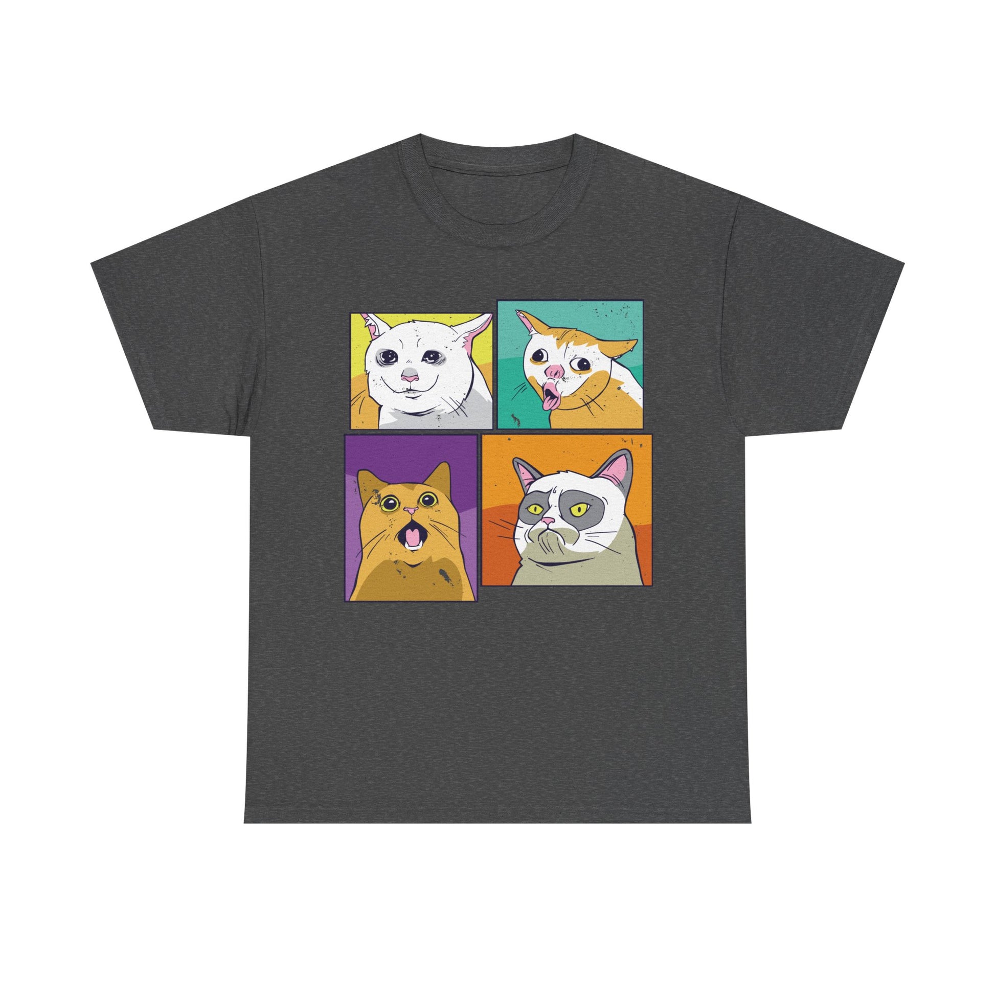 Dunkelgraues T-Shirt mit buntem Raster aus vier Meme-Katzen – jede mit einem anderen absurden Gesichtsausdruck. Der Look erinnert an Pop-Art mit digitalem Twist – ein witziger Hingucker.