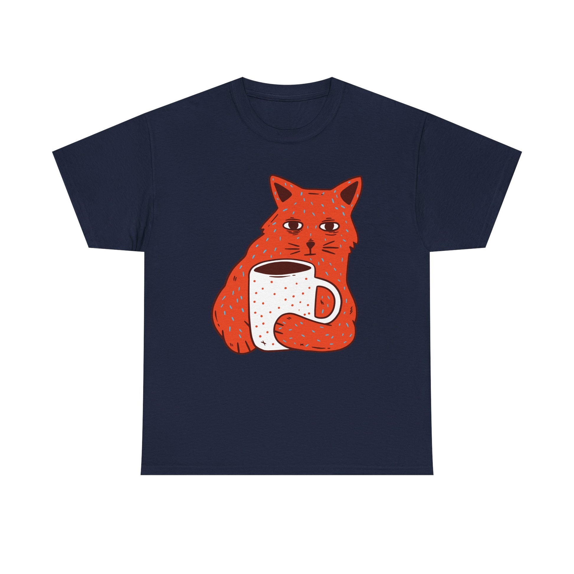 Marineblaues T-Shirt mit stylisiertem Katzenmotiv: Eine orange Katze mit müdem Blick umklammert eine weiße Tasse mit roten Punkten. Perfekt für Morgenmuffel mit Stilgefühl.