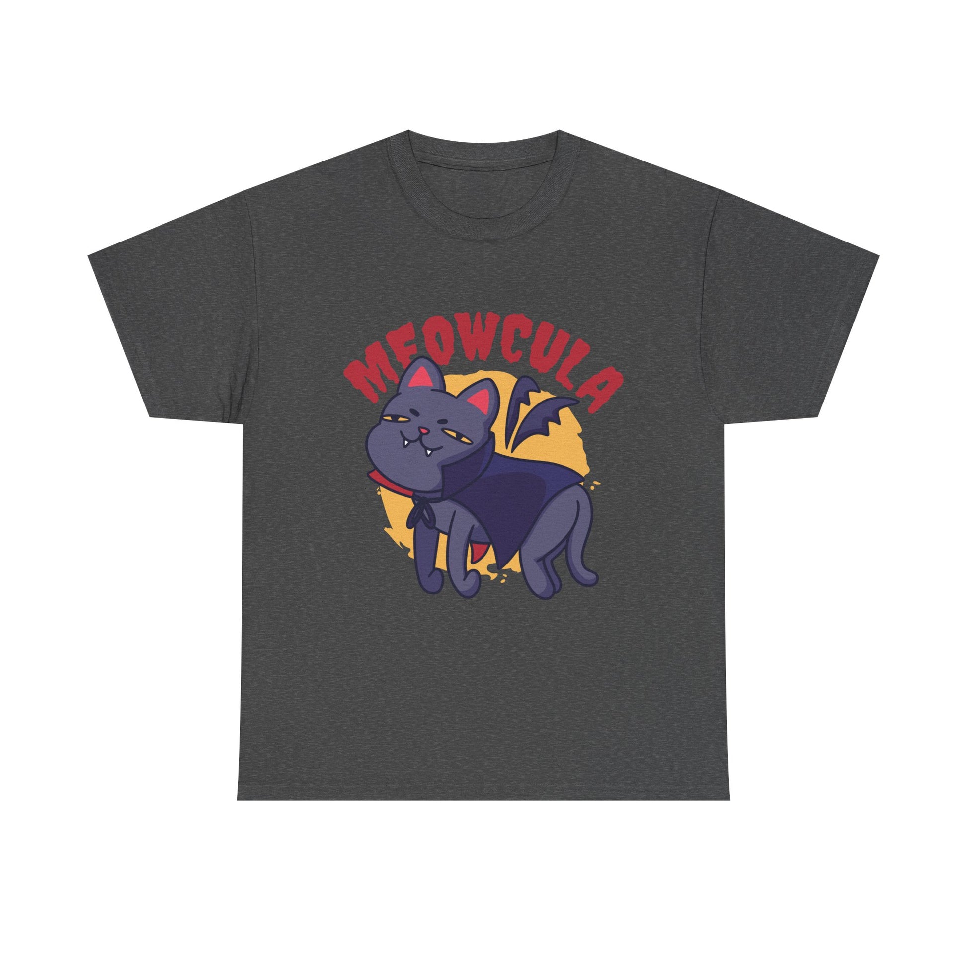 Dunkelgraues T-Shirt mit „Meowcula“-Motiv – witzige schwarze Katze mit Vampirumhang, perfekt für Herbst-Outfits.