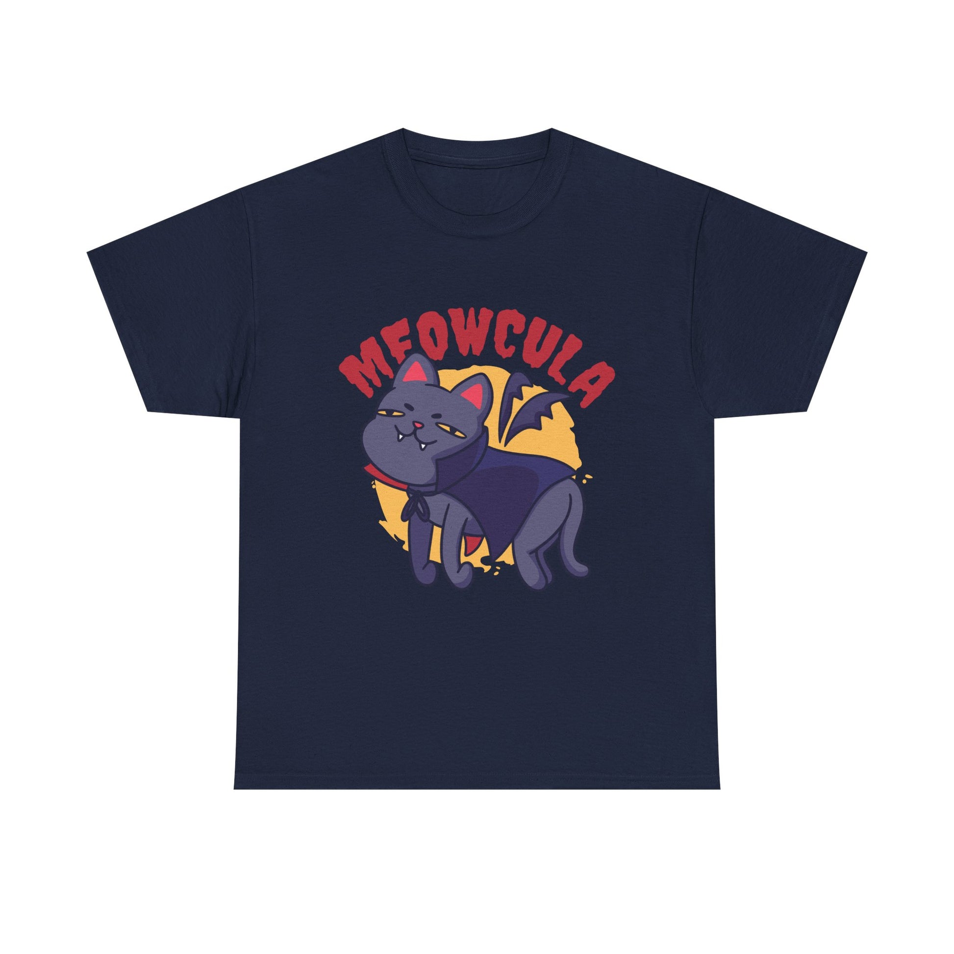 Marineblaues Shirt mit Cartoon-Vampirkatze „Meowcula“ in violettem Cape – ideal für Fans von Katzen und Halloweenhumor.