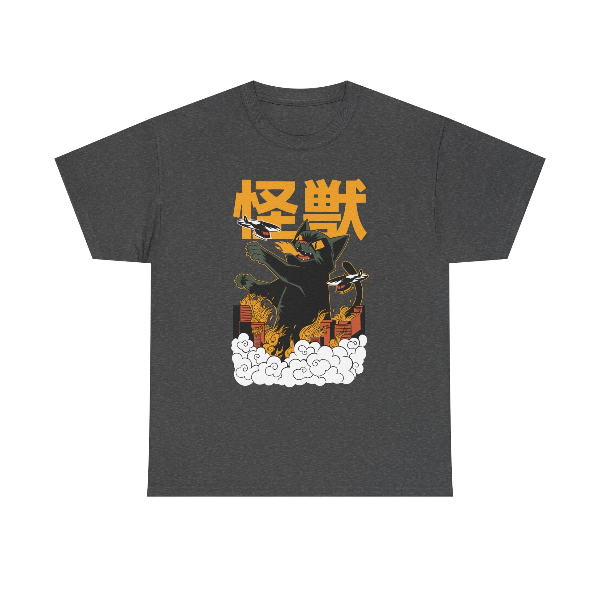 Dunkelgraues T-Shirt mit Frontdesign einer riesigen Kaiju-Katze. Umgeben von Rauch, Feuer und japanischen Schriftzeichen. Ein Blickfang für Kaiju-Fans und Streetstyle-Lovers.