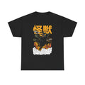 Schwarzes T-Shirt mit Frontprint: Eine riesige, wütende schwarze Katze als Kaiju-Monster zerstört eine Stadt. Sie wird von Flugzeugen angegriffen, steht inmitten lodernder Flammen und weißer Rauchwolken. Über ihr leuchten japanische Schriftzeichen 怪獣 (Kaiju). Ein epischer Mix aus Zerstörungswut und Katzenpower!