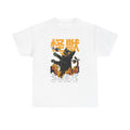Weißes T-Shirt mit witzigem und dramatischem Motiv: Eine Kaiju-Katze zerstört eine Stadt, mit Flammen, Wolken und japanischen Zeichen „怪獣“ – ein Must-have für Monster- und Katzenfans.