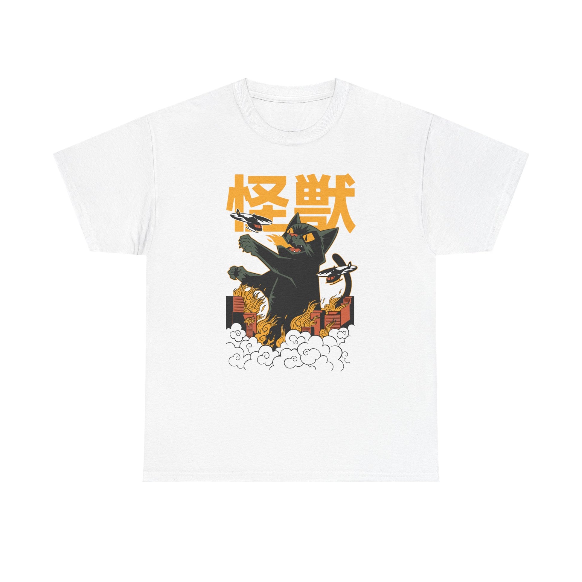 Weißes T-Shirt mit witzigem und dramatischem Motiv: Eine Kaiju-Katze zerstört eine Stadt, mit Flammen, Wolken und japanischen Zeichen „怪獣“ – ein Must-have für Monster- und Katzenfans.