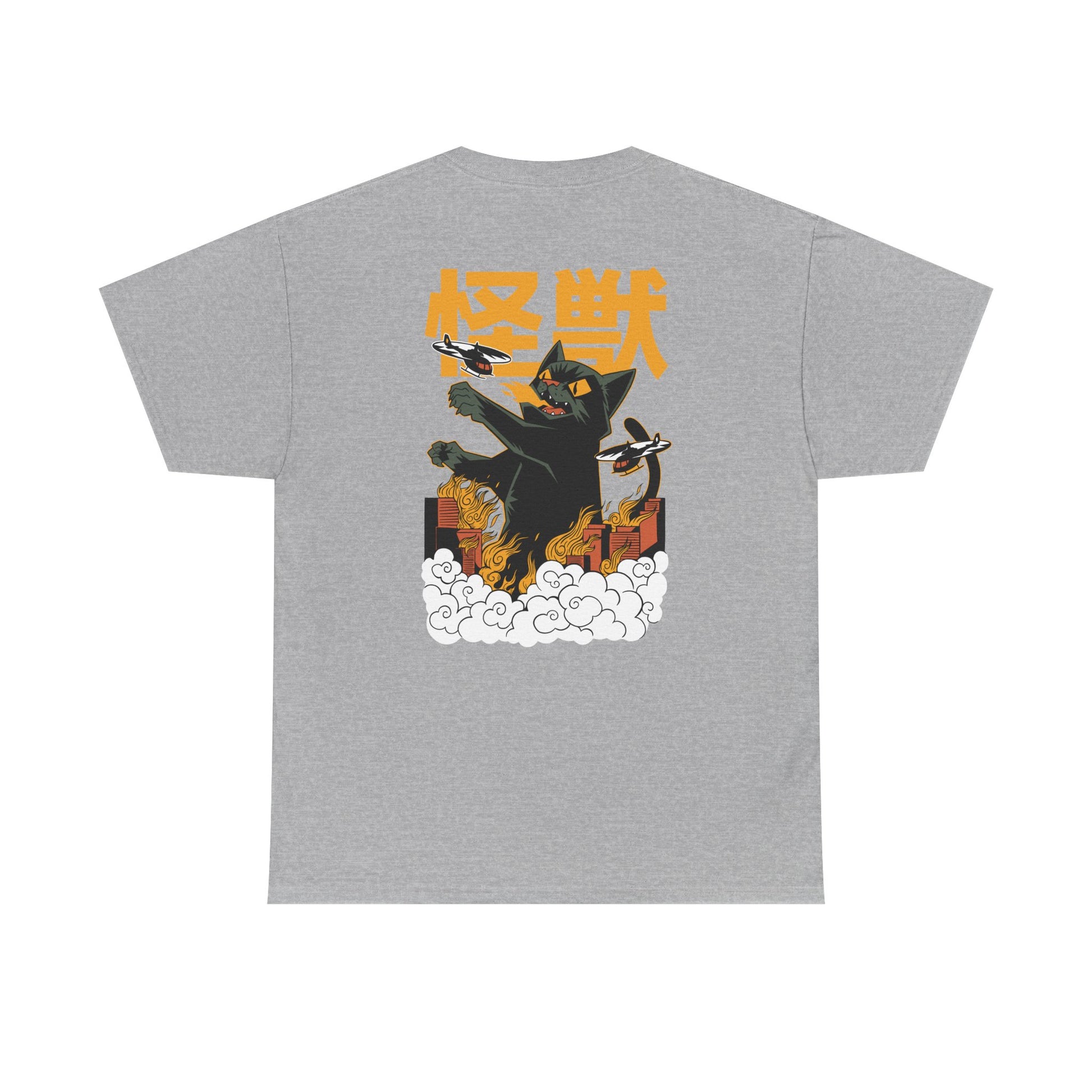 Graues T-Shirt mit Rückendruck: Eine gigantische schwarze Katze im japanischen Monster-Design zerstört die Stadt. Umgeben von Rauchwolken, Flammen und Flugzeugen.