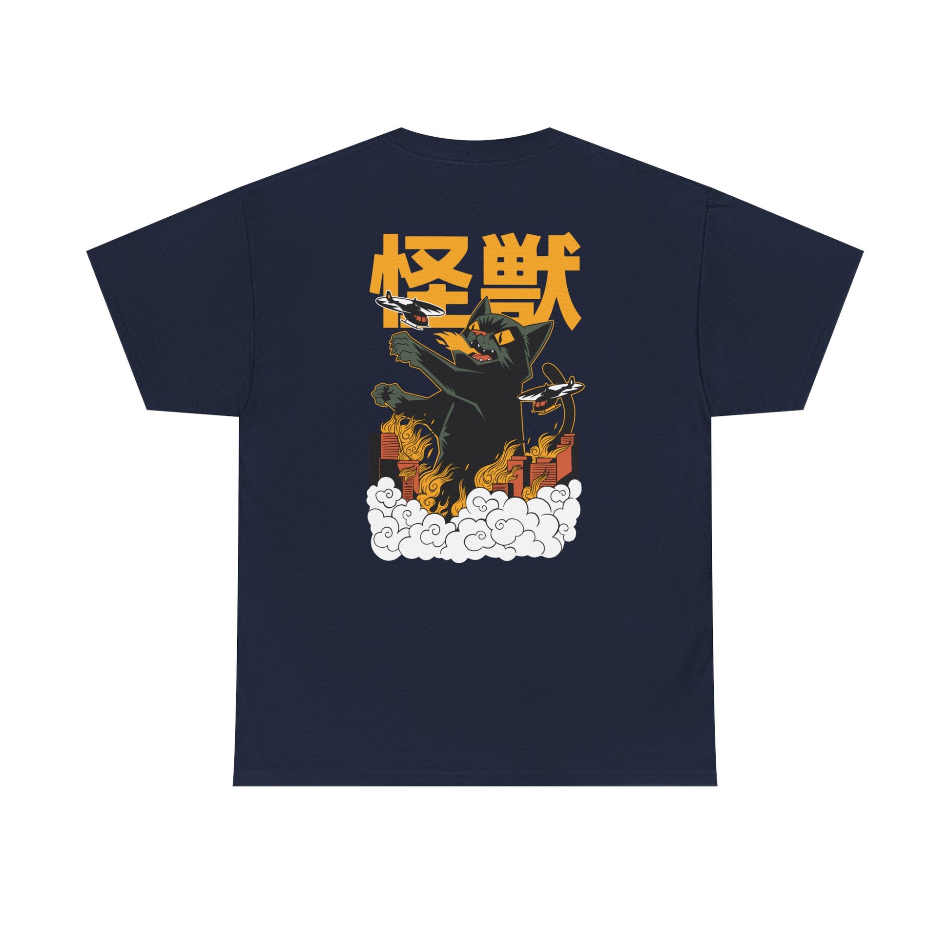 Marineblaues Shirt mit Backprint: Eine wütende schwarze Kaiju-Katze steht auf brennenden Hochhäusern und wird von Flugzeugen angegriffen. Gelber Schriftzug „怪獣“ im Japan-Stil darüber.