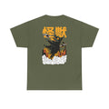 Militärgrünes Kaiju-T-Shirt mit Backprint: Eine übergroße schwarze Katze (Meowzilla) zerstört Gebäude und wird von Flugzeugen bekämpft – alles im Comicstil mit japanischer Kaiju-Typografie.