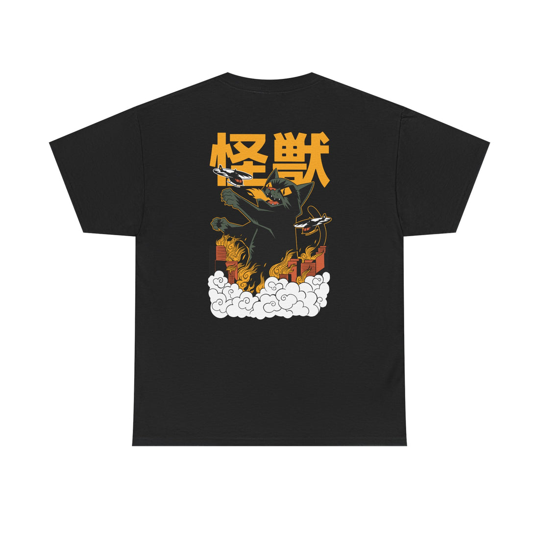 Schwarzes T-Shirt mit Rückendruck: Eine riesige schwarze Katze im Godzilla-Stil kämpft gegen Flugzeuge über einer brennenden Stadt, umgeben von Rauchwolken. Japanische Kanji „怪獣“ (Kaiju) in Gelb ragen darüber hinaus.