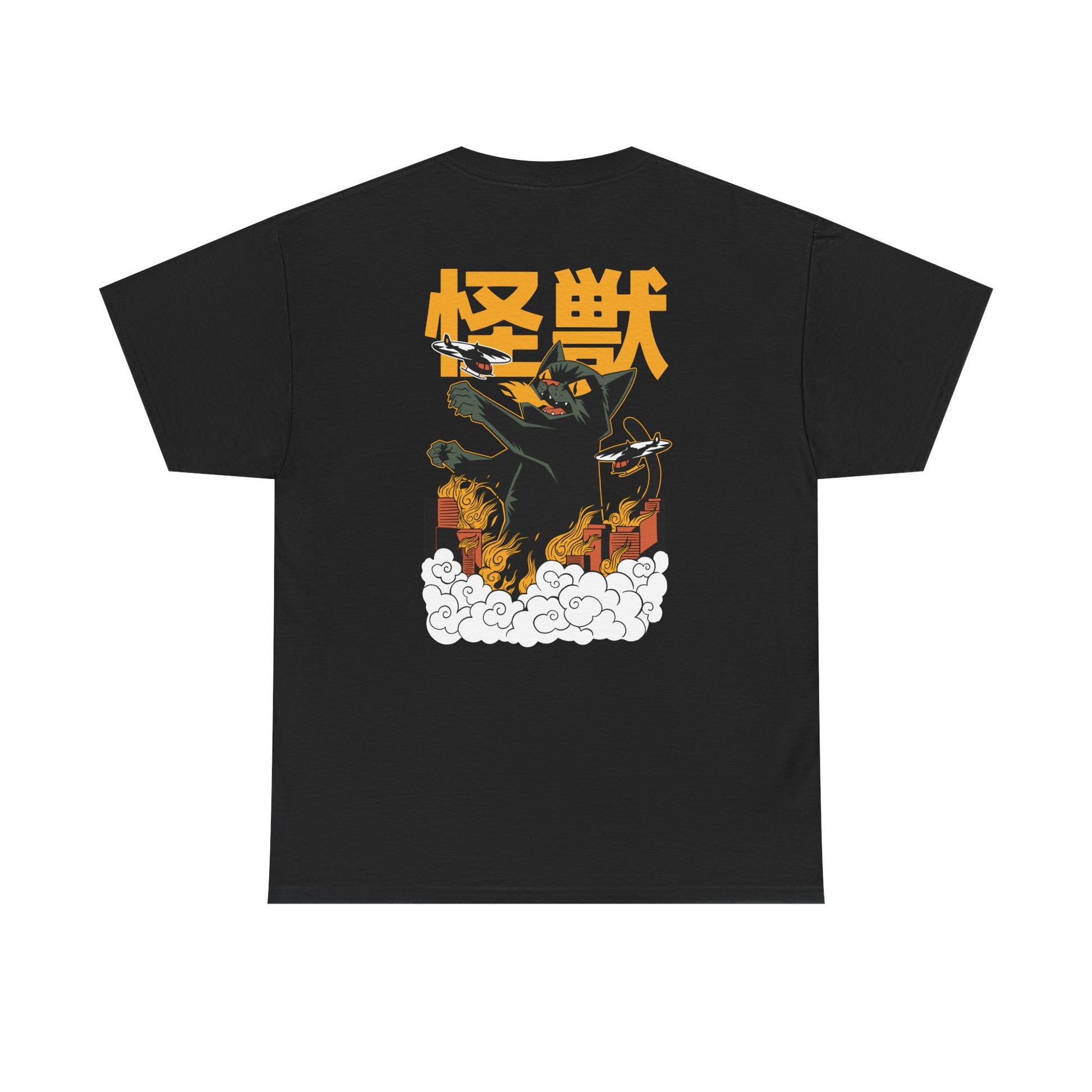Schwarzes T-Shirt mit Rückendruck: Eine riesige schwarze Katze im Godzilla-Stil kämpft gegen Flugzeuge über einer brennenden Stadt, umgeben von Rauchwolken. Japanische Kanji „怪獣“ (Kaiju) in Gelb ragen darüber hinaus.
