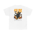 Weißes T-Shirt mit einem Backprint einer wütenden Kaiju-Katze, die eine Stadt zerstört, während Flugzeuge sie angreifen. Japanisches Design mit Rauch und Feuer.