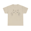 Sandfarbenes T-Shirt mit minimalistischer Mittelfinger-Katze: Die lineare Illustration in Schwarz zeigt eine Katze mit leerem Blick und beiden Fingern oben – ein humorvoller Schlag gegen Alltagsfrust.