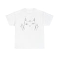 Weißes T-Shirt mit minimalistischer Liniengrafik: Eine gelangweilt dreinblickende Katze zeigt mit beiden Pfoten den Mittelfinger. Schwarz-weißer Lineart-Stil mit Ironie-Overload – für alle, die ein Statement setzen möchten, ohne ein Wort zu sagen.