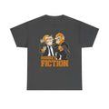 Dunkelgraues Unisex Shirt mit zwei coolen Affen als Comicfiguren in Anzügen. Die Szene erinnert an die berühmte Filmszene aus Pulp Fiction.