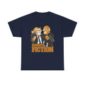 Marineblaues Unisex T‑Shirt mit lustigem Comicmotiv zweier Affen im Anzug und mit Waffen. Die Grafik parodiert den Film Pulp Fiction.