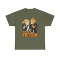 Militärgrünes T‑Shirt mit zwei comicartigen Affen mit Waffen, inspiriert vom Filmklassiker Pulp Fiction. Auffälliges Fan-Design.