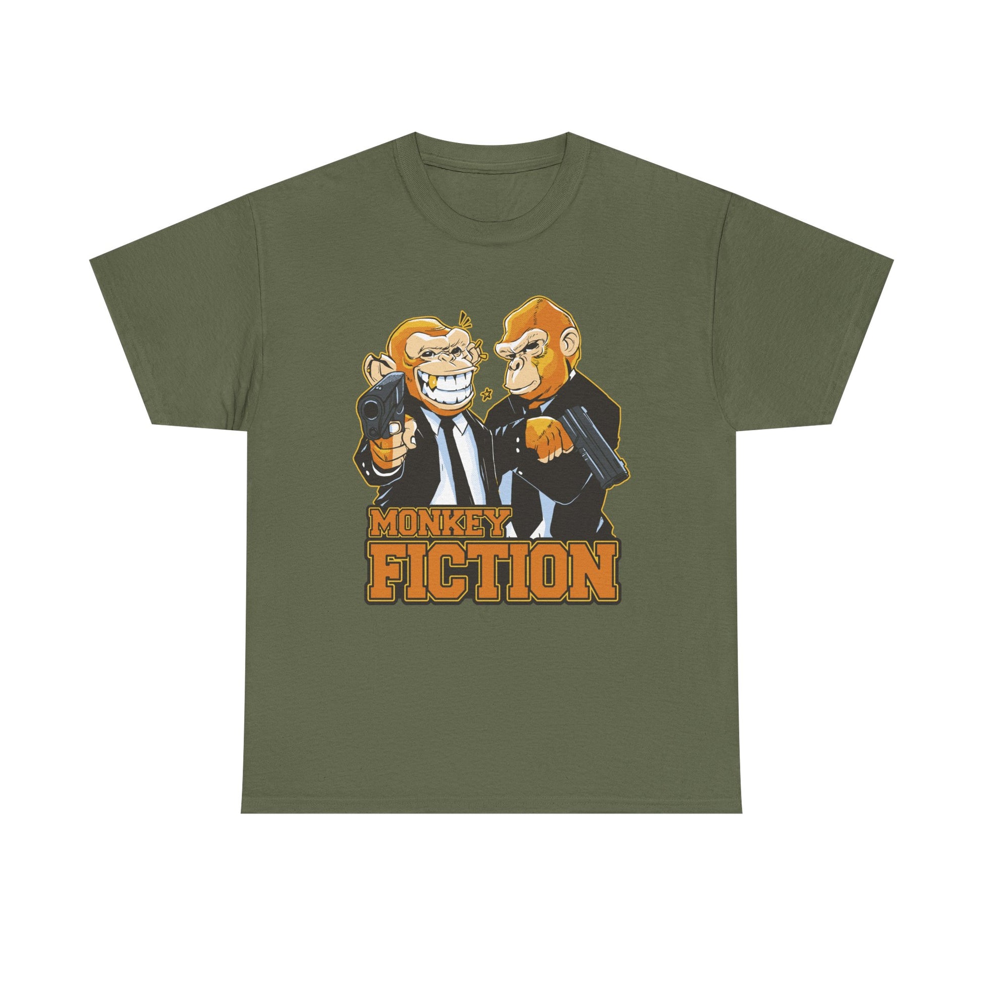 Militärgrünes T‑Shirt mit zwei comicartigen Affen mit Waffen, inspiriert vom Filmklassiker Pulp Fiction. Auffälliges Fan-Design.