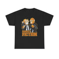 Schwarzes Unisex T‑Shirt mit zwei bewaffneten Affen im schwarzen Anzug als Comiczeichnung. Humorvolle Parodie auf den Kultfilm Pulp Fiction von Quentin Tarantino.