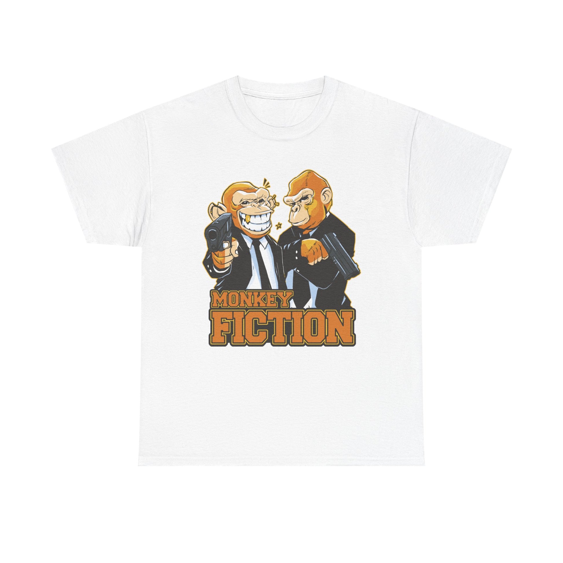 Weißes Unisex T‑Shirt mit auffälligem Print zweier cartoonartiger Affen mit Pistolen. Filmreferenz auf Pulp Fiction als witzige Parodie.