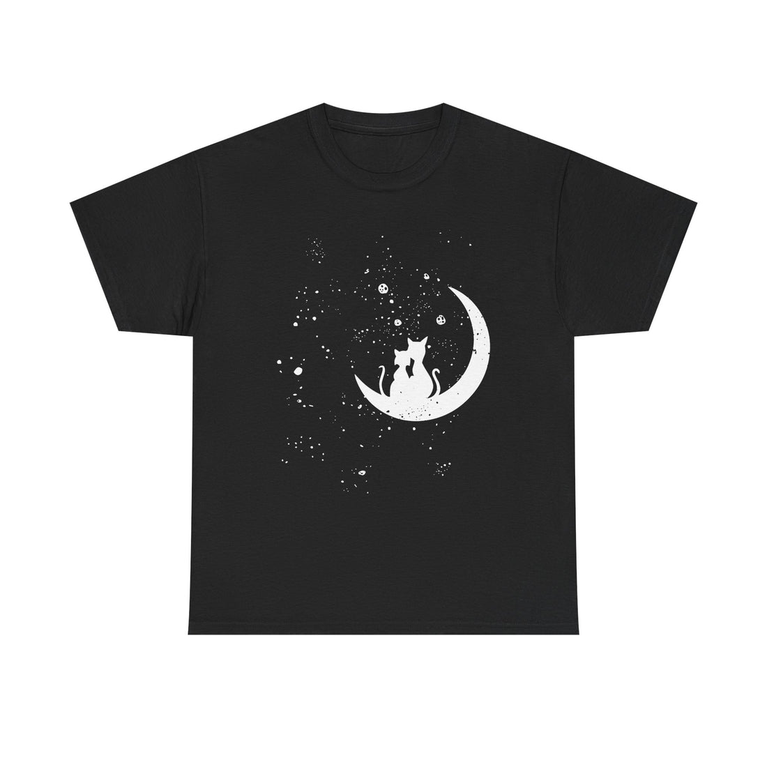 Schwarzes T-Shirt mit weißem Druck: Zwei Katzen sitzen auf einer Mondsichel inmitten von Sternen und Galaxien. Das minimalistische Design mit romantischem Nachthimmel ist ideal für Katzenliebhaber:innen mit Sinn für Magie und Liebe.